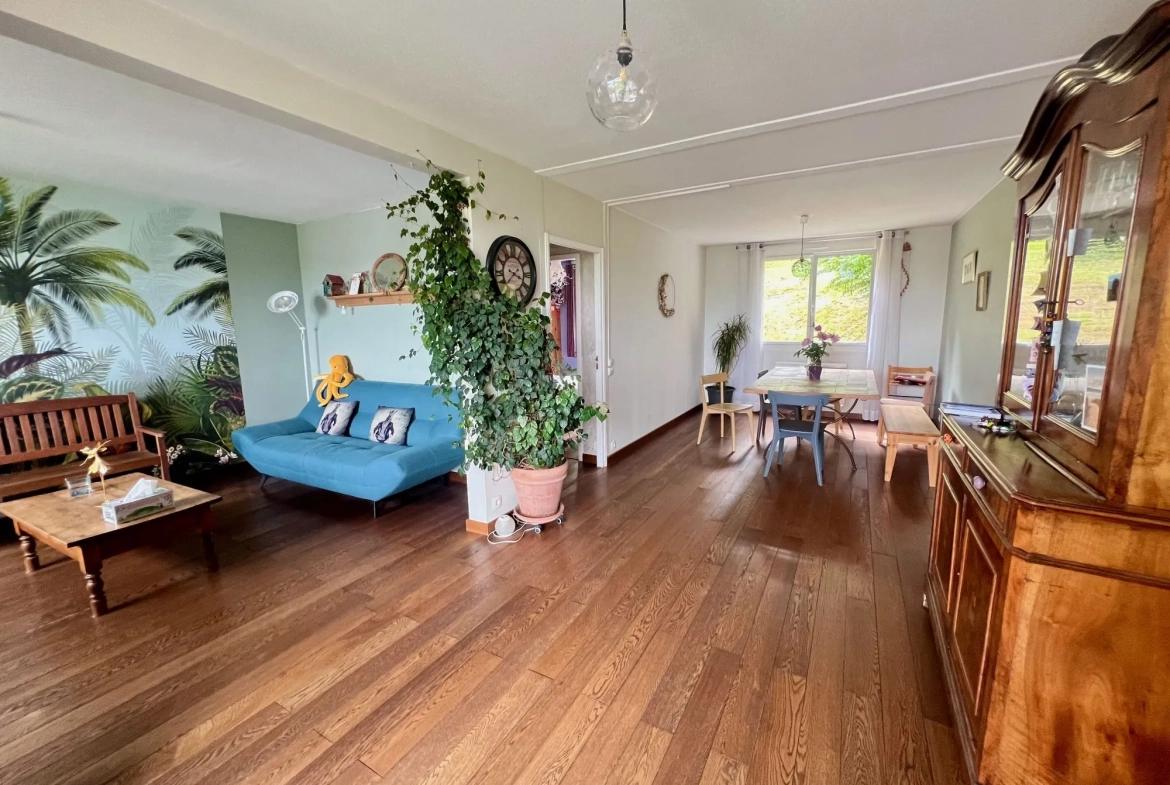 Appartement T4 à vendre à Saint-Priest-en-Jarez avec terrasse et garage 