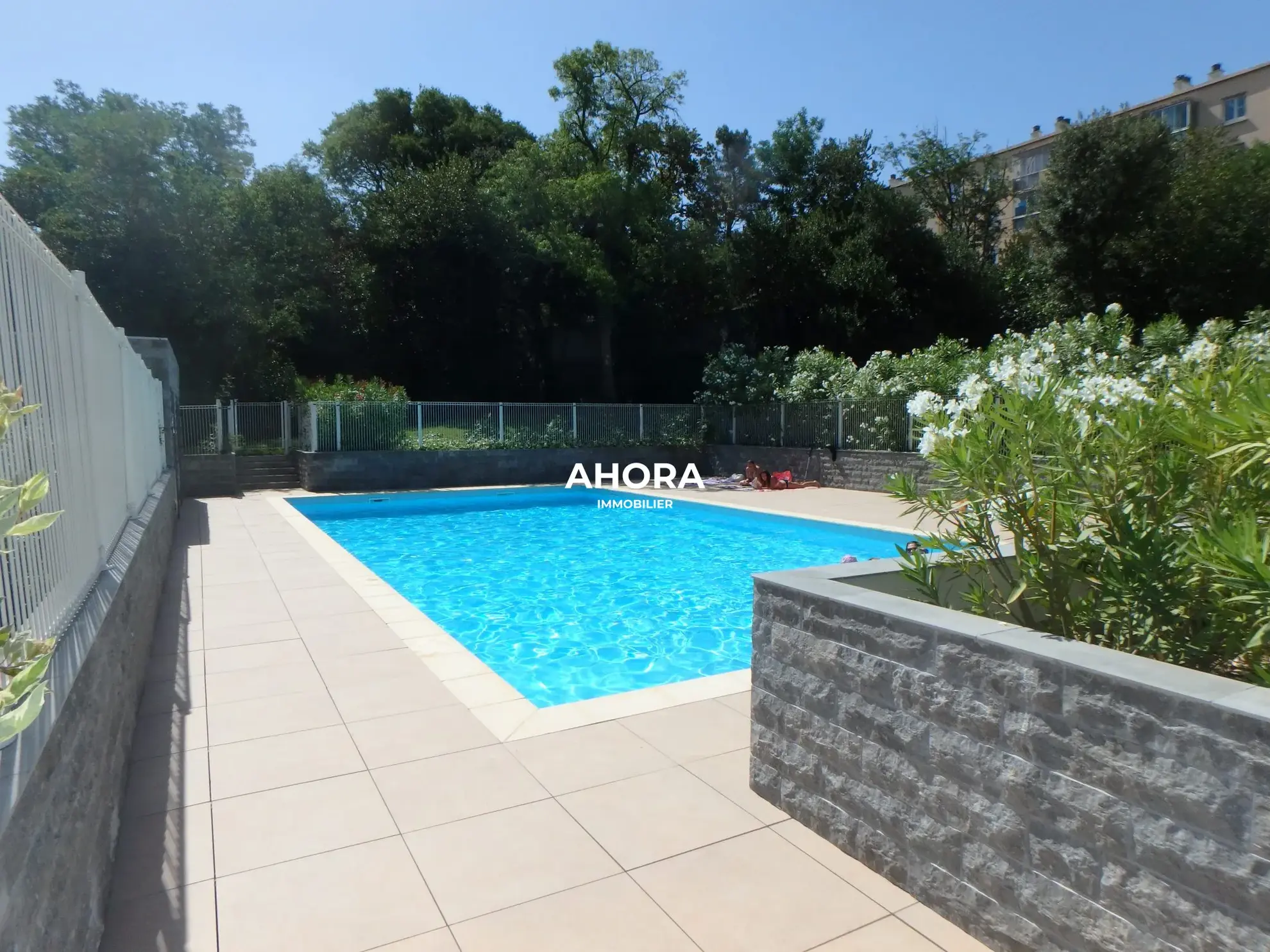 Studio lumineux avec terrasse, piscine et parking à Marseille 13010 
