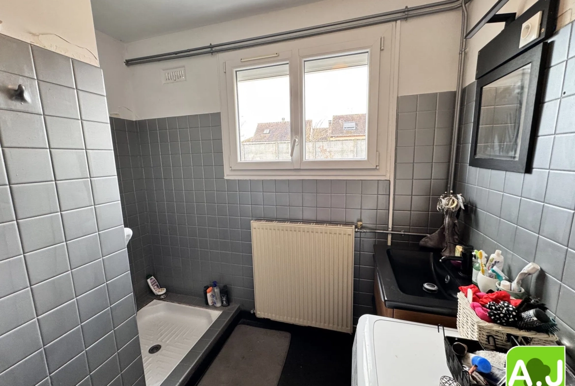 Maison de plain-pied à vendre à Ézy-sur-Eure avec 2 chambres et jardin clos 