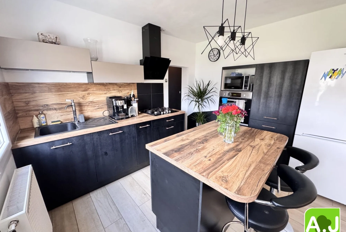 Maison de plain-pied à vendre à Ézy-sur-Eure avec 2 chambres et jardin clos 