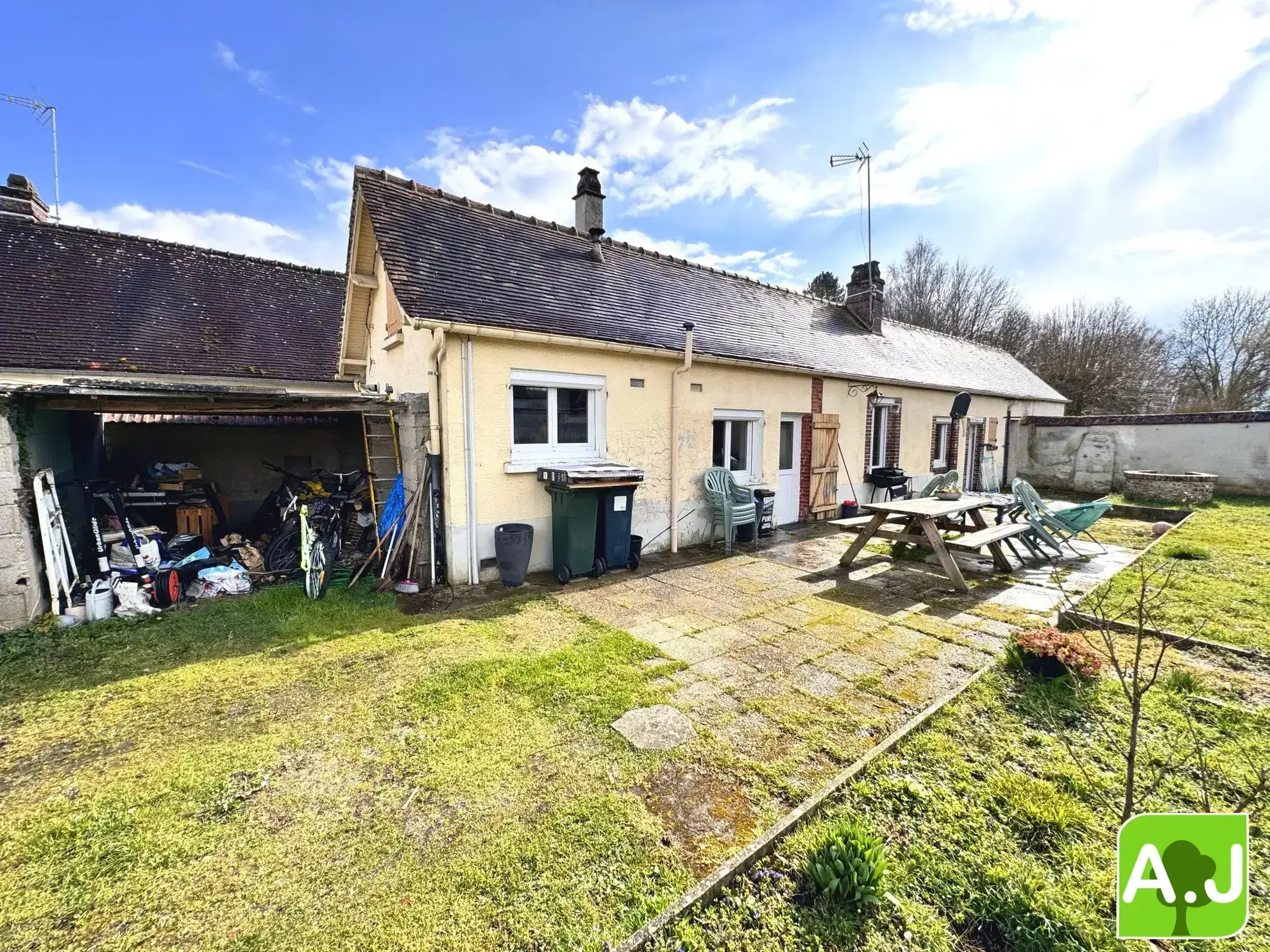Maison de plain-pied à vendre à Ézy-sur-Eure avec 2 chambres et jardin clos 