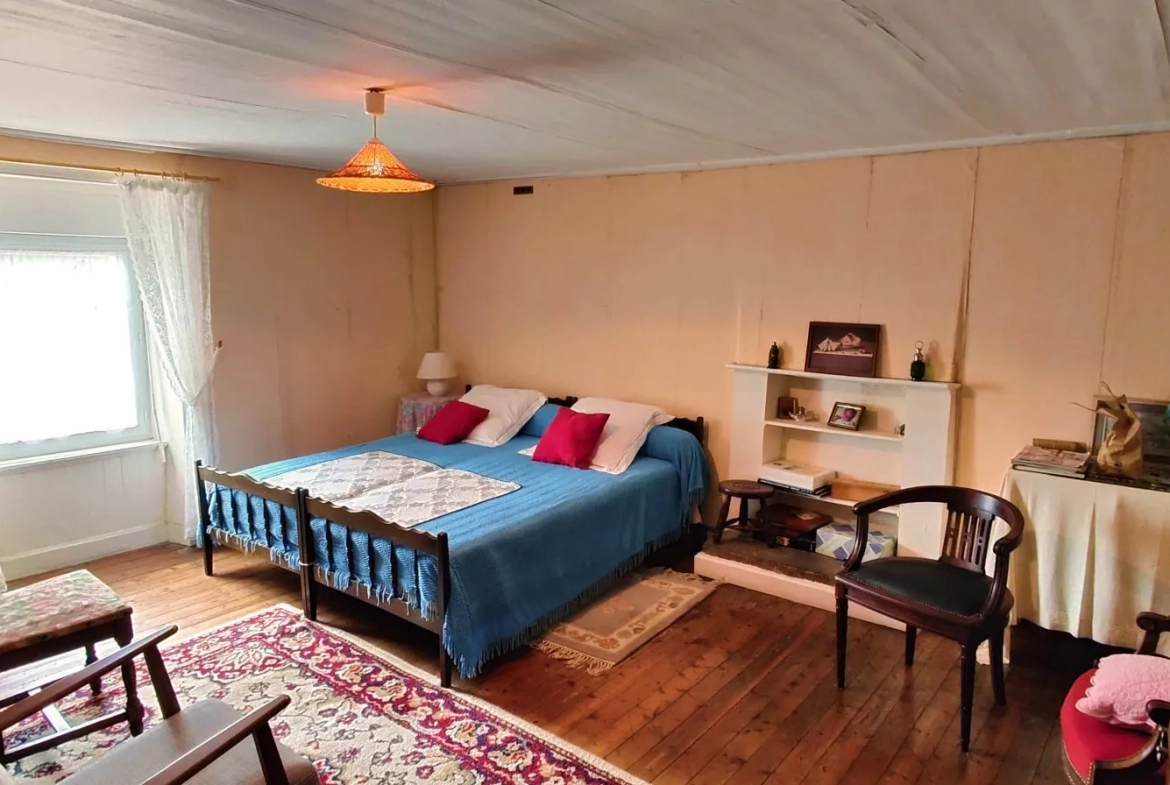 Immeuble à vendre à Guerlédan avec habitation et potentiel commercial 