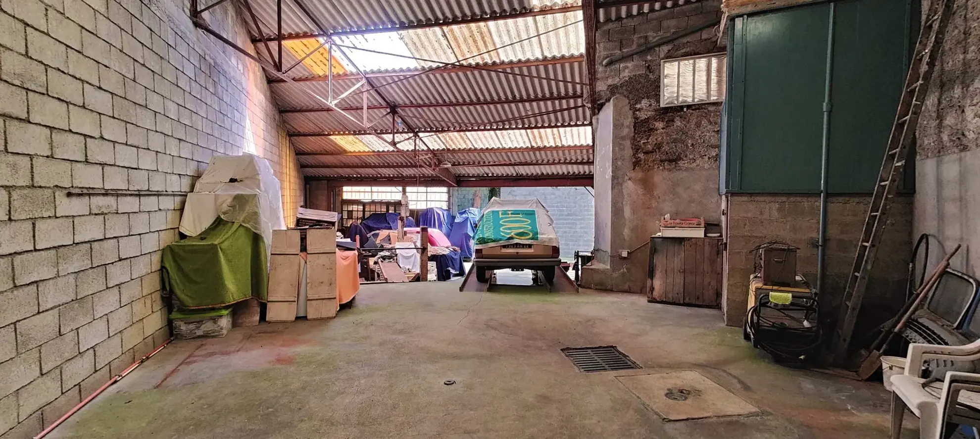 Immeuble à vendre à Guerlédan avec habitation et potentiel commercial 
