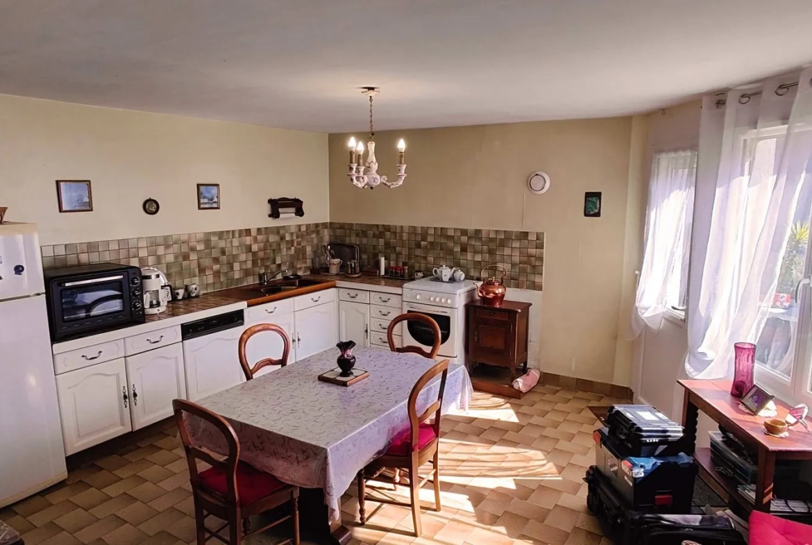 Immeuble à vendre à Guerlédan avec habitation et potentiel commercial 