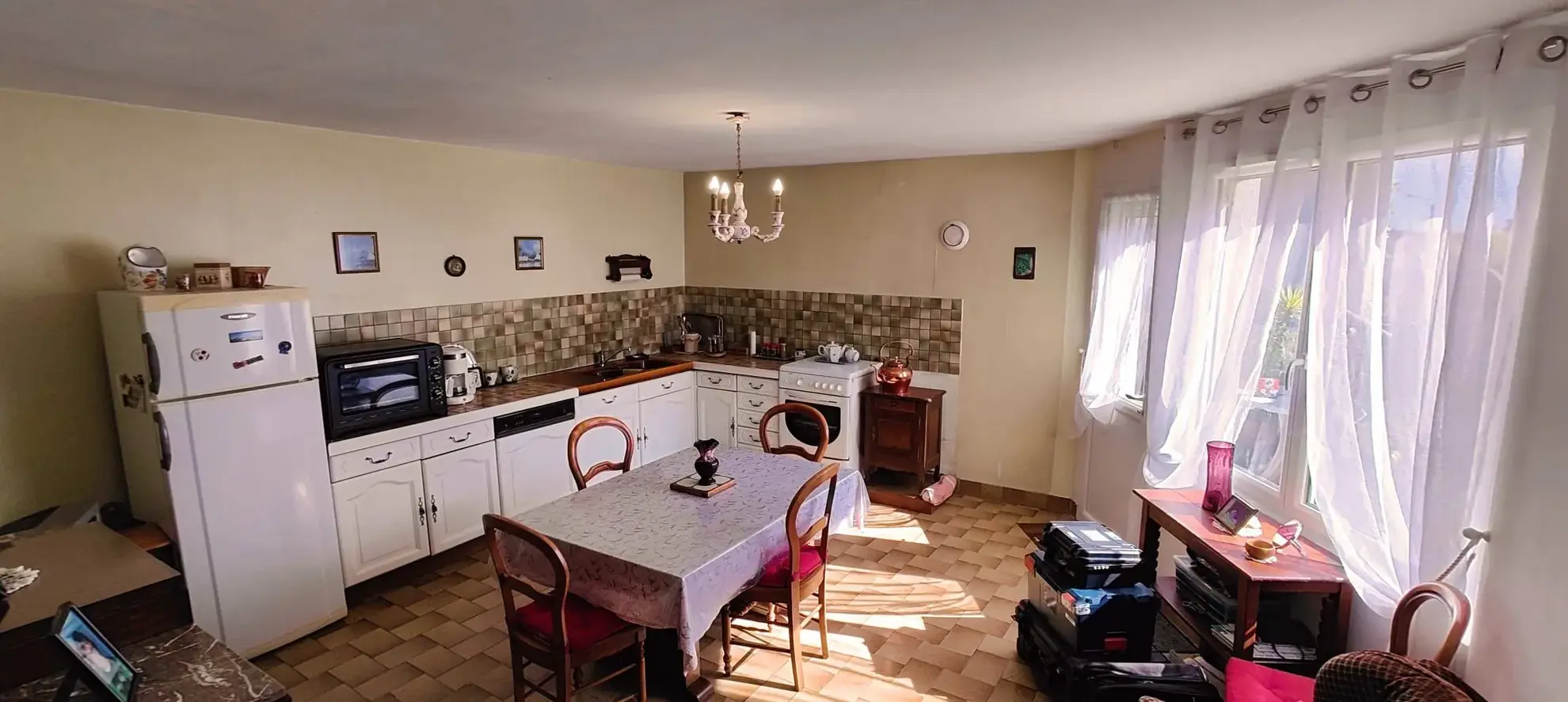 Immeuble à vendre à Guerlédan avec habitation et potentiel commercial 