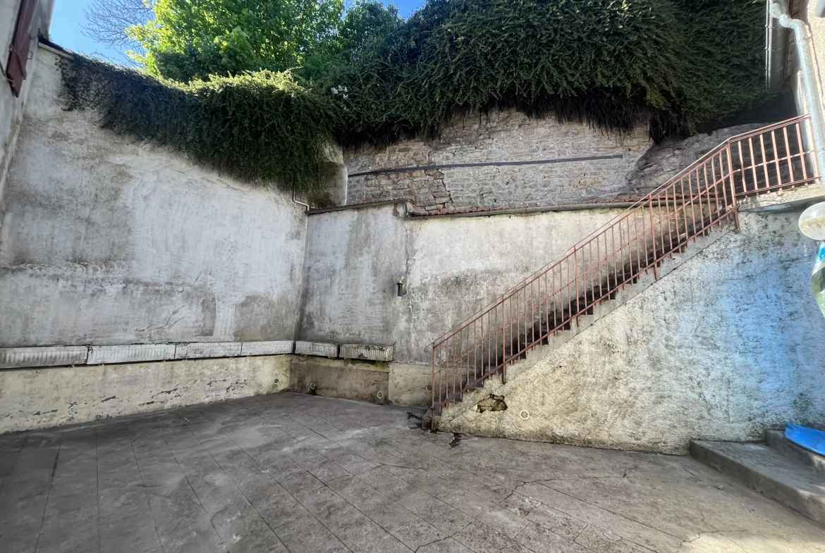 Charmante maison de ville de 186 m² avec jardin à Bourbonne-les-Bains 