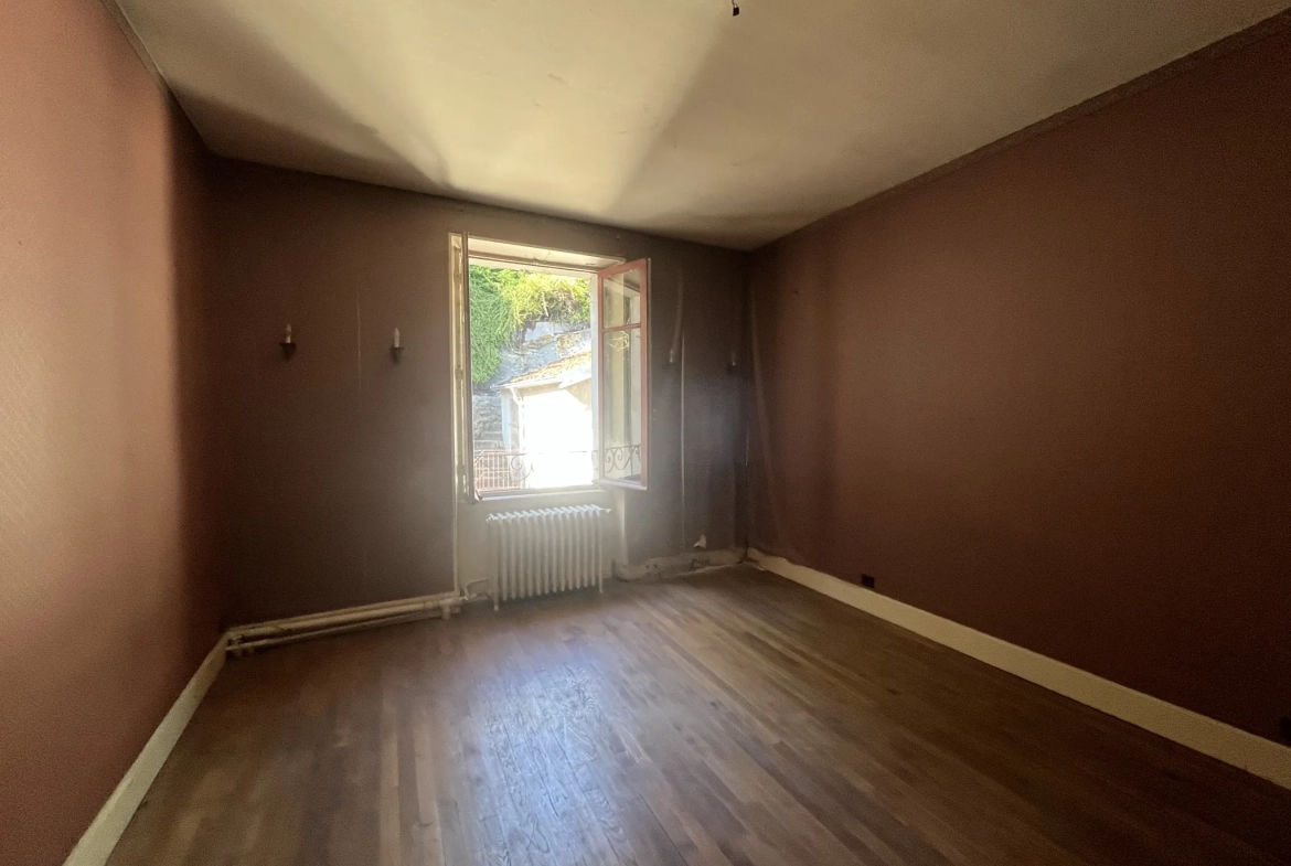 Charmante maison de ville de 186 m² avec jardin à Bourbonne-les-Bains 