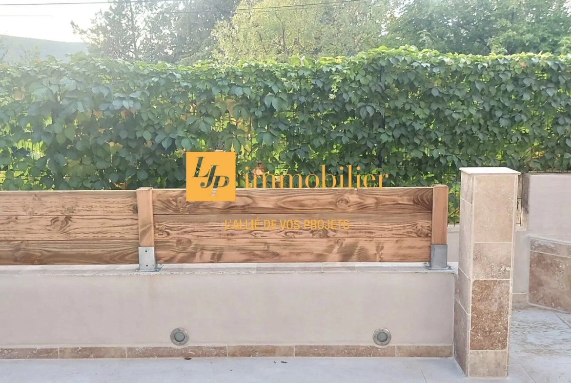 Appartement rénové de 60 m² avec terrasse et parking à Laroque 
