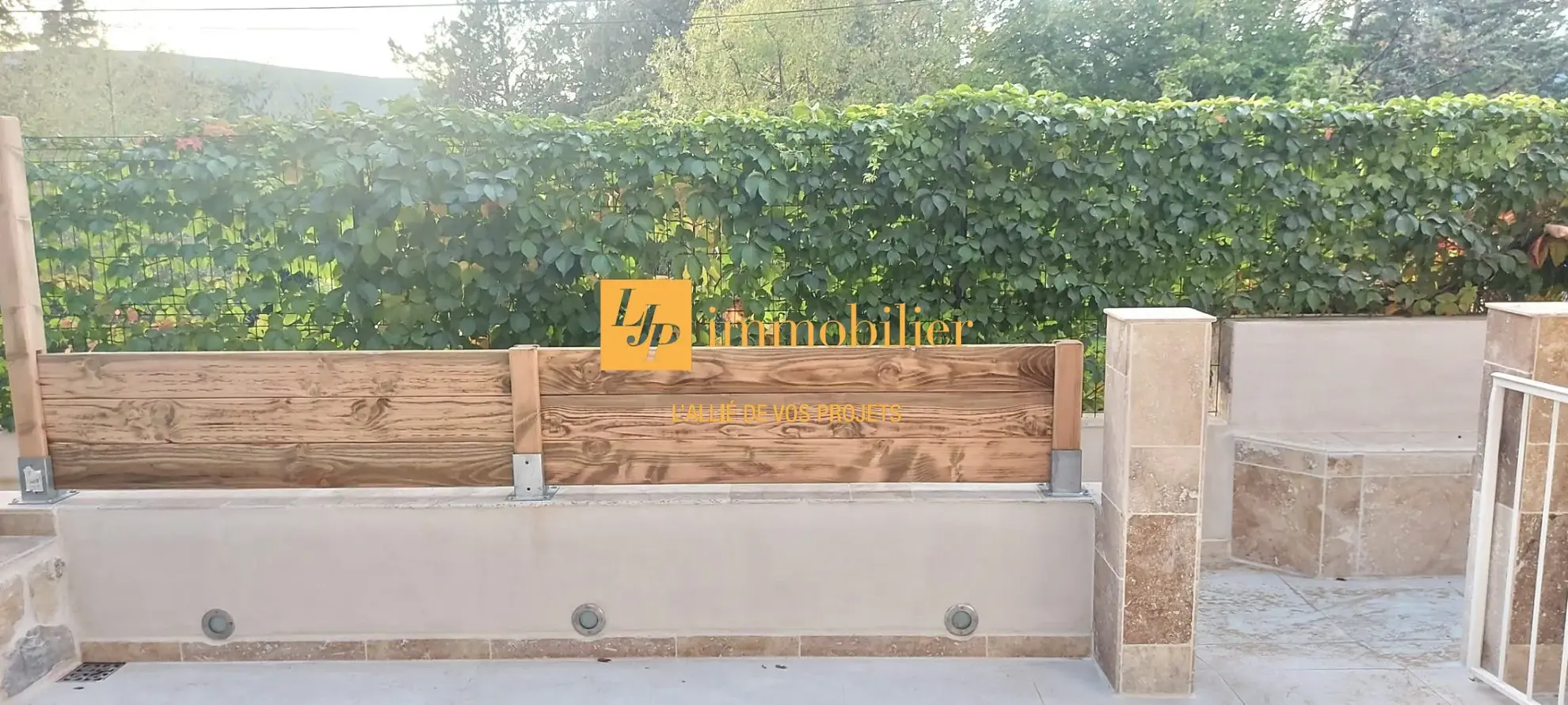 Appartement rénové de 60 m² avec terrasse et parking à Laroque 
