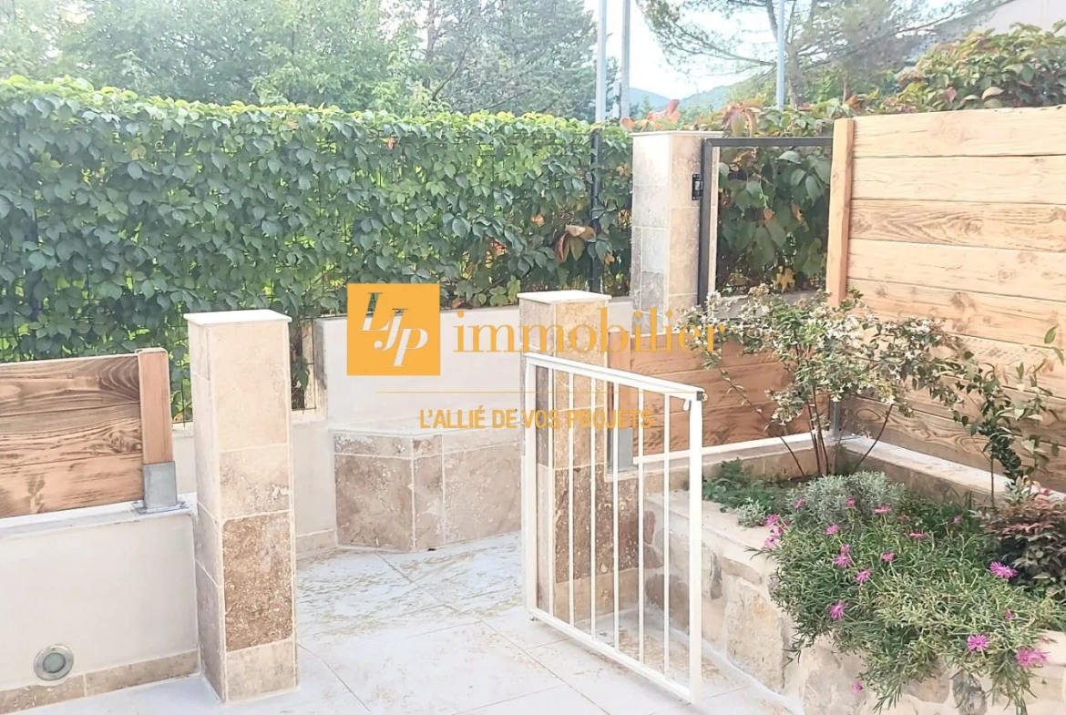 Appartement rénové de 60 m² avec terrasse et parking à Laroque 