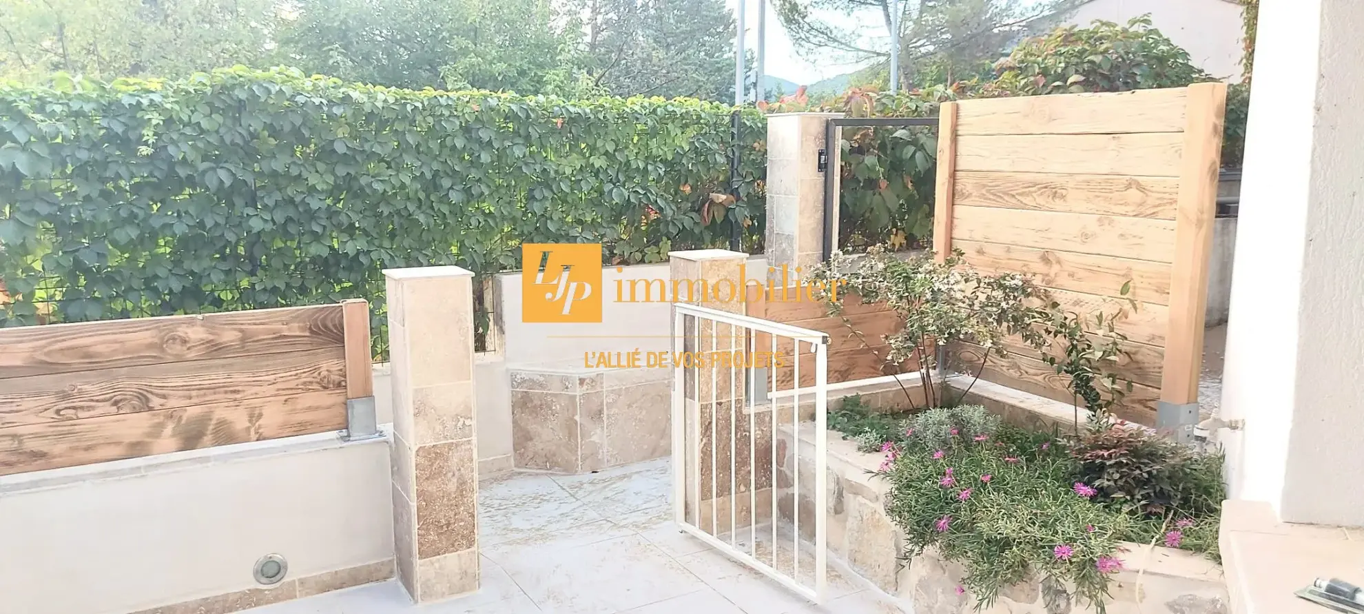 Appartement rénové de 60 m² avec terrasse et parking à Laroque 