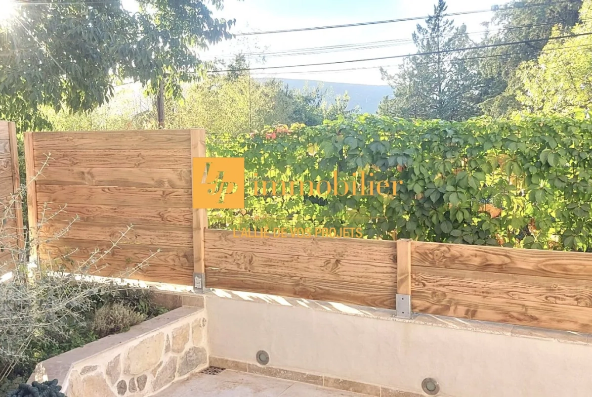 Appartement rénové de 60 m² avec terrasse et parking à Laroque 