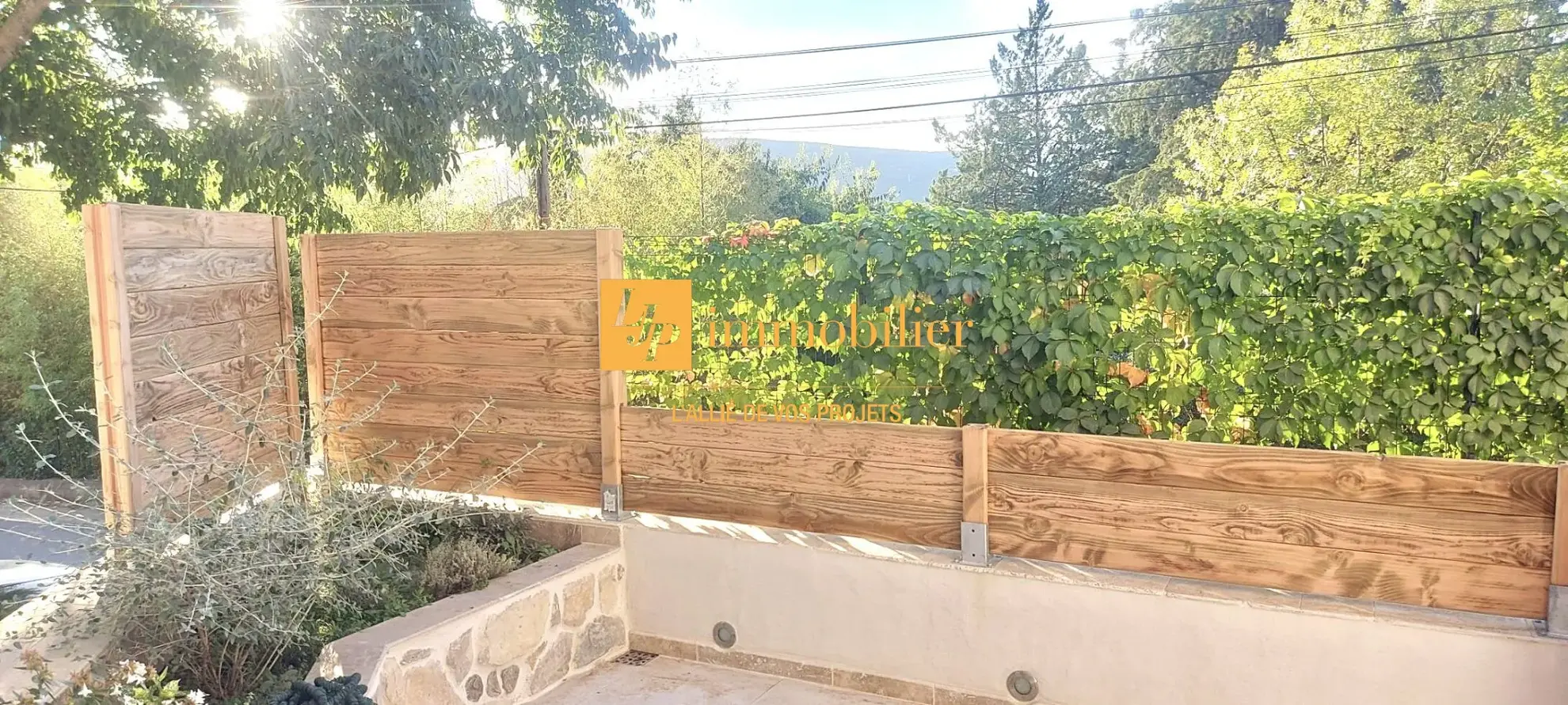 Appartement rénové de 60 m² avec terrasse et parking à Laroque 