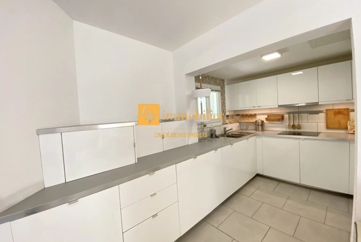Appartement rénové de 60 m² avec terrasse et parking à Laroque 
