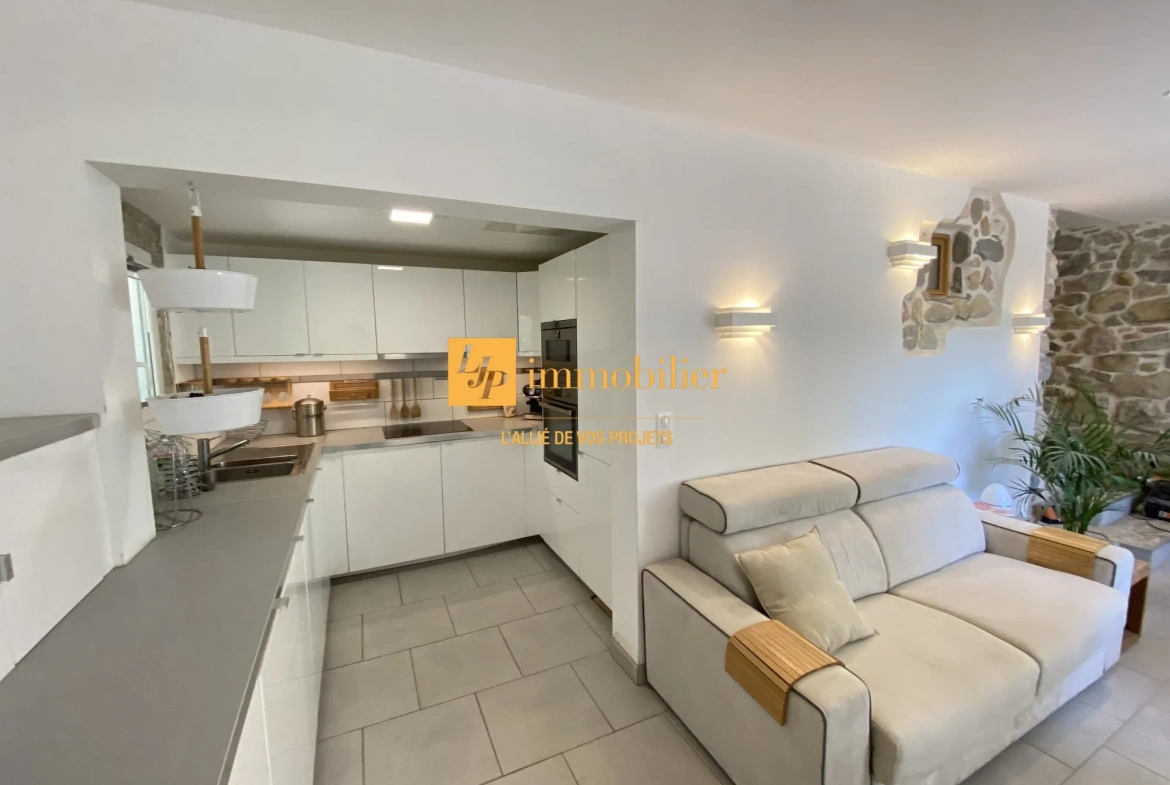 Appartement rénové de 60 m² avec terrasse et parking à Laroque 