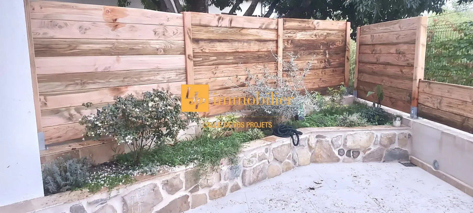 Appartement rénové de 60 m² avec terrasse et parking à Laroque 