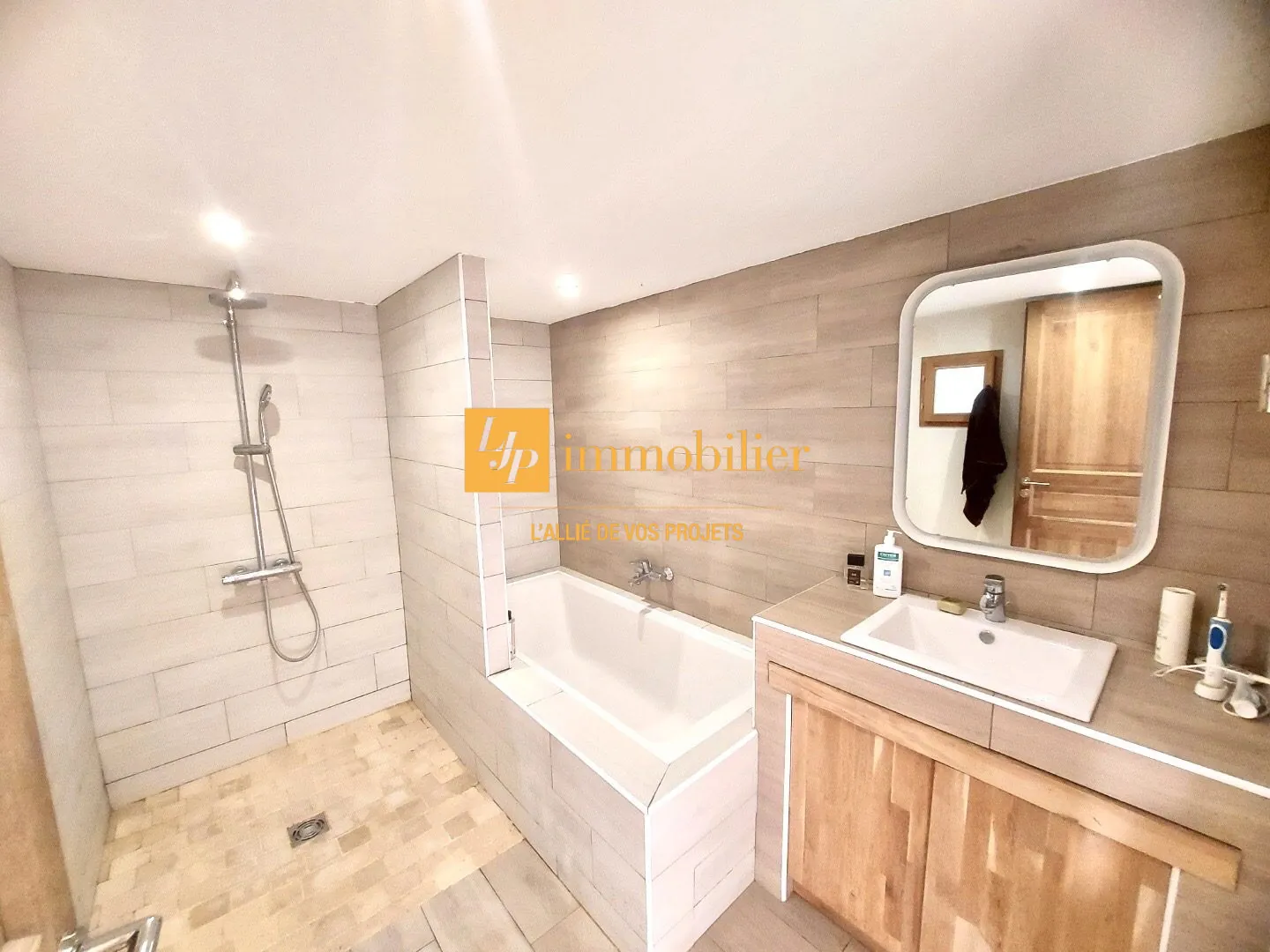 Appartement rénové de 60 m² avec terrasse et parking à Laroque 