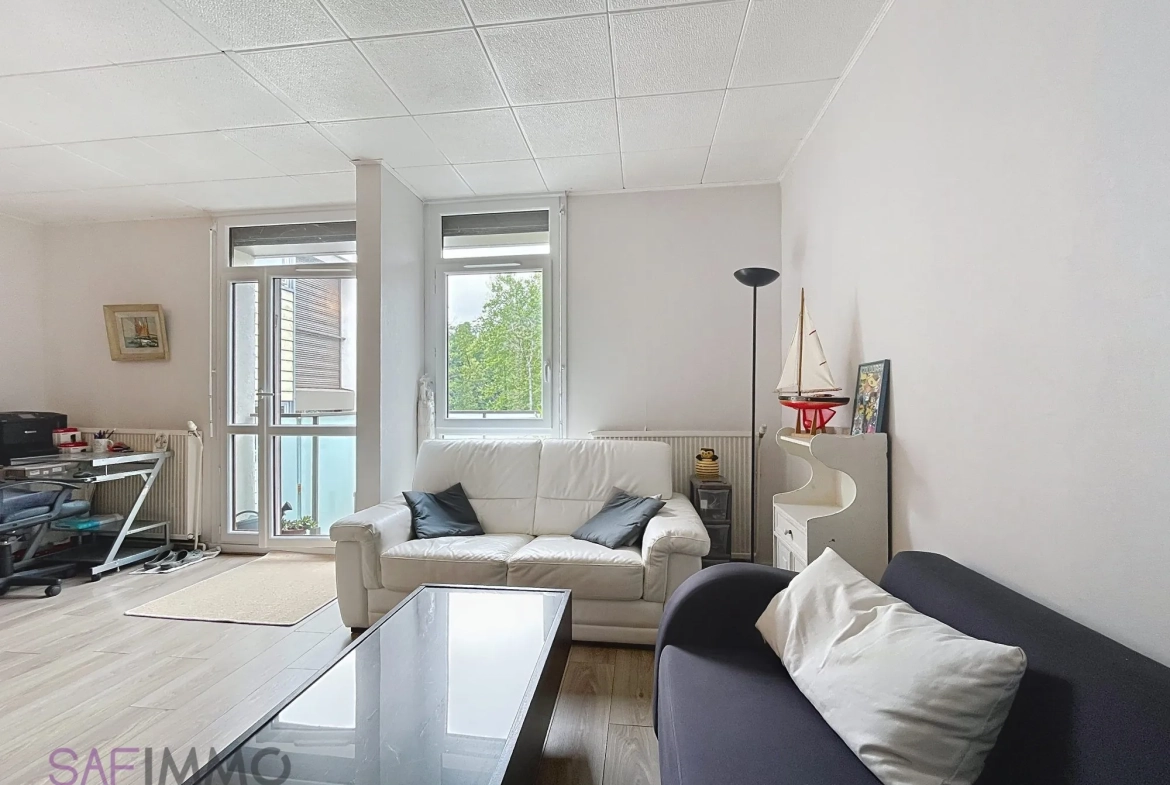 Appartement T4 lumineux à vendre à Oullins, rénové, avec balcon et cave dans environnement verdoyant 