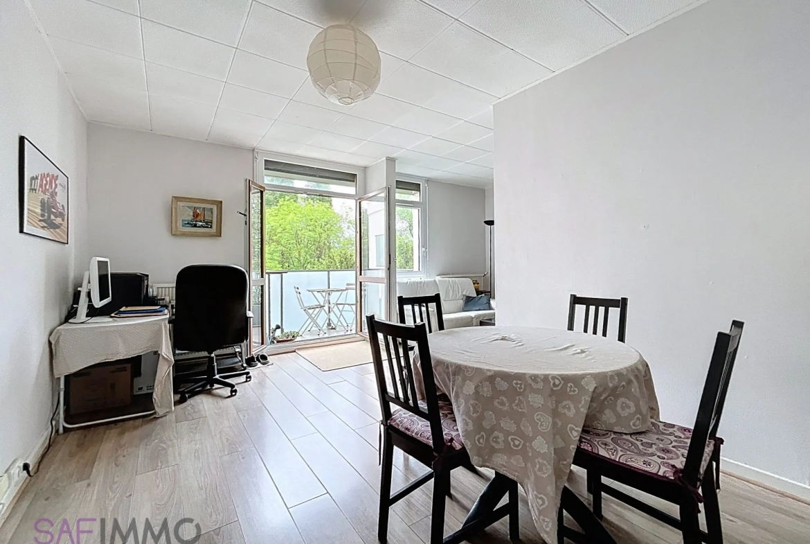 Appartement T4 lumineux à vendre à Oullins, rénové, avec balcon et cave dans environnement verdoyant 