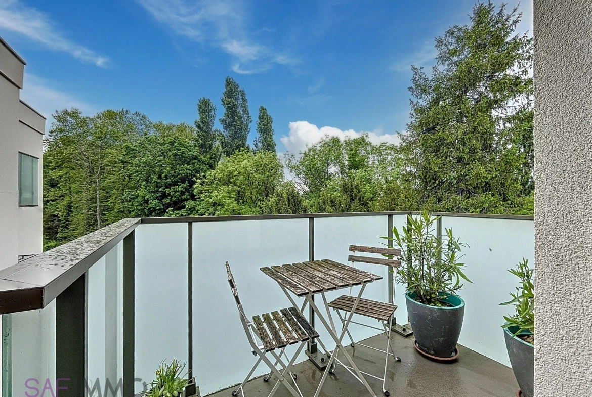 Appartement T4 lumineux à vendre à Oullins, rénové, avec balcon et cave dans environnement verdoyant 
