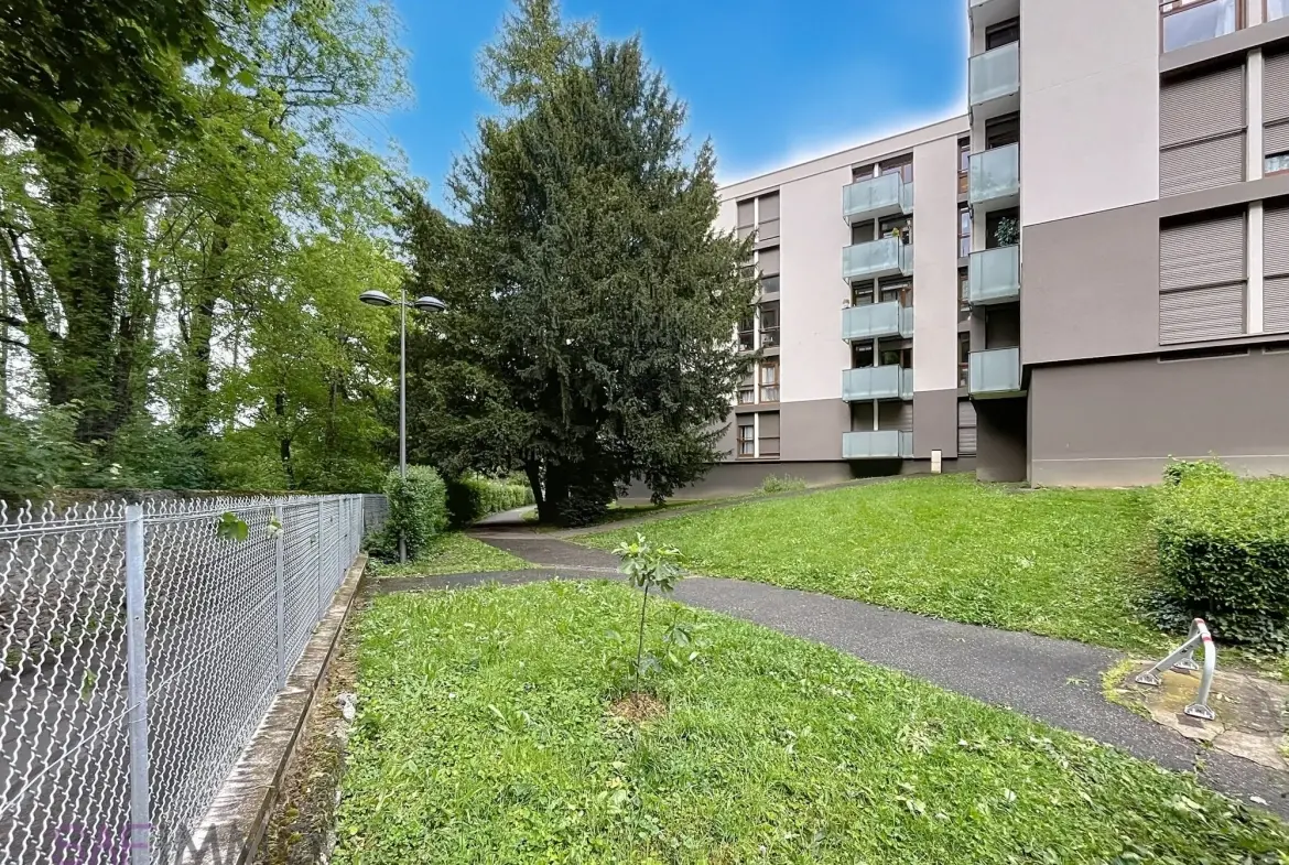 Appartement T4 lumineux à vendre à Oullins, rénové, avec balcon et cave dans environnement verdoyant 
