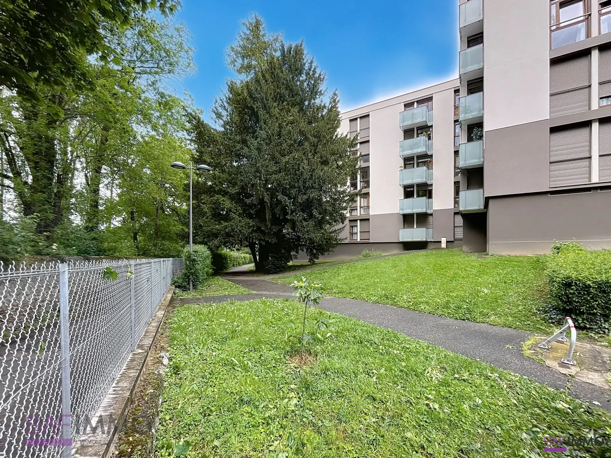 Appartement T4 lumineux à vendre à Oullins, rénové, avec balcon et cave dans environnement verdoyant 