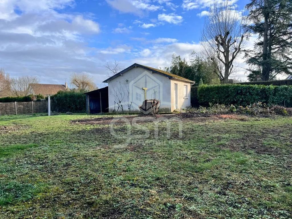 Terrain à bâtir de 722 m² au centre de Monts avec dépendance et proximité des commodités 