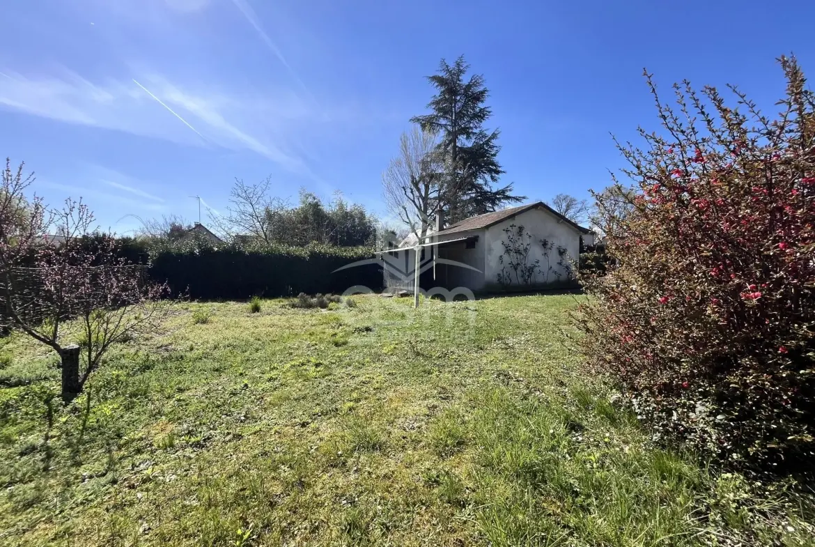 Terrain à bâtir de 722 m² au centre de Monts avec dépendance et proximité des commodités 