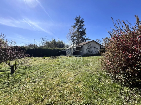 Terrain à bâtir de 722 m² au centre de Monts avec dépendance et proximité des commodités