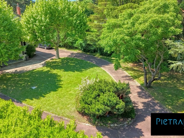 Terrain constructible à Roussillon de 528 m² idéal pour votre projet immobilier