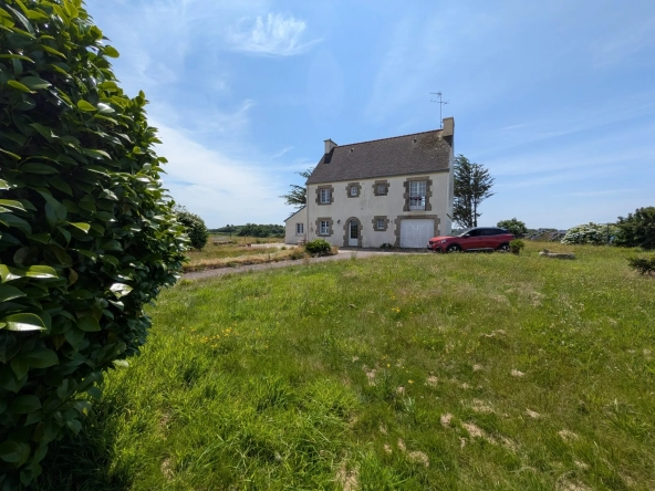 Maison à rénover proche des plages de Douarnenez avec grand terrain à Confort-Meilars