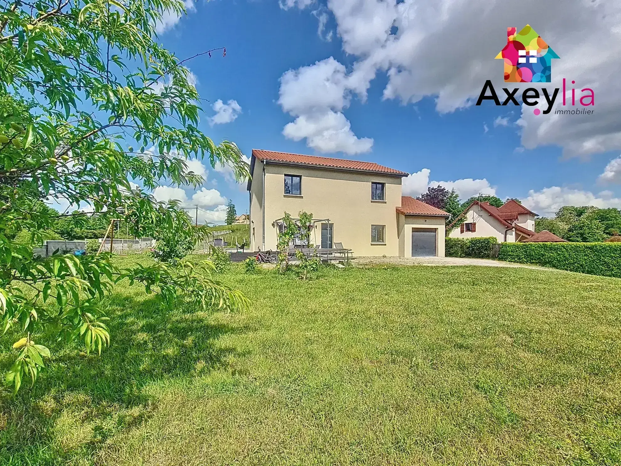 Maison récente avec terrasse et grand terrain à Pouilly-sous-Charlieu 
