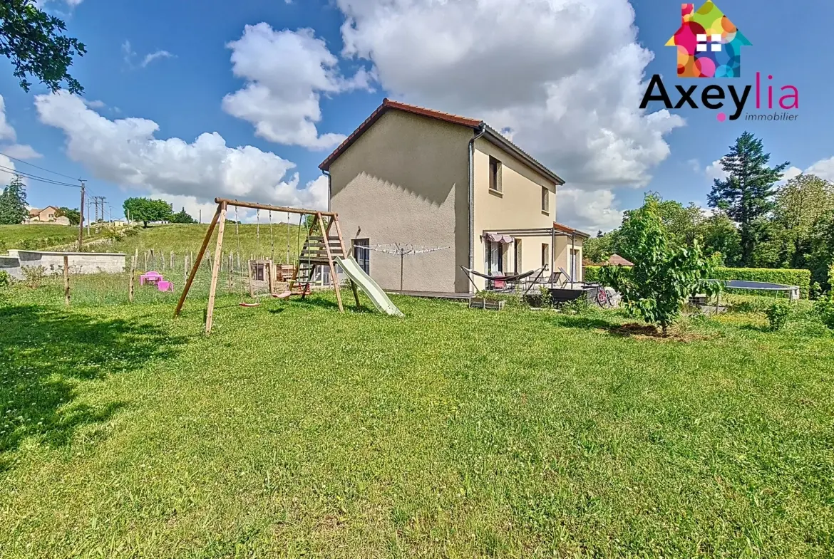 Maison récente avec terrasse et grand terrain à Pouilly-sous-Charlieu 