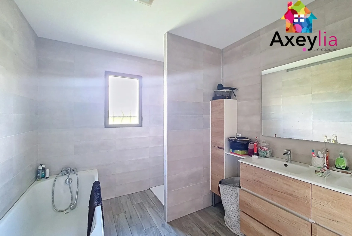 Maison récente avec terrasse et grand terrain à Pouilly-sous-Charlieu 