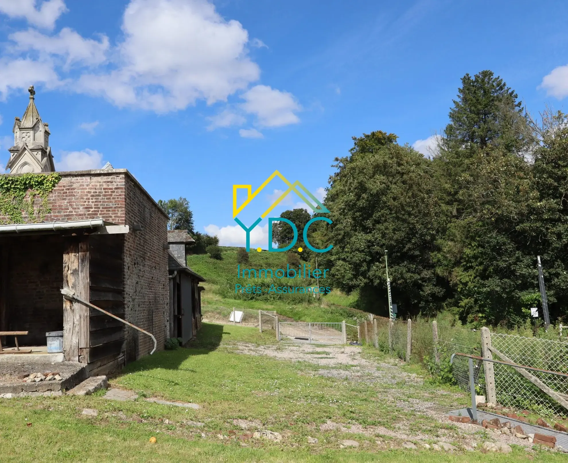 Bâtiment ancien à restaurer au cœur d'Héricourt-en-Caux centre 