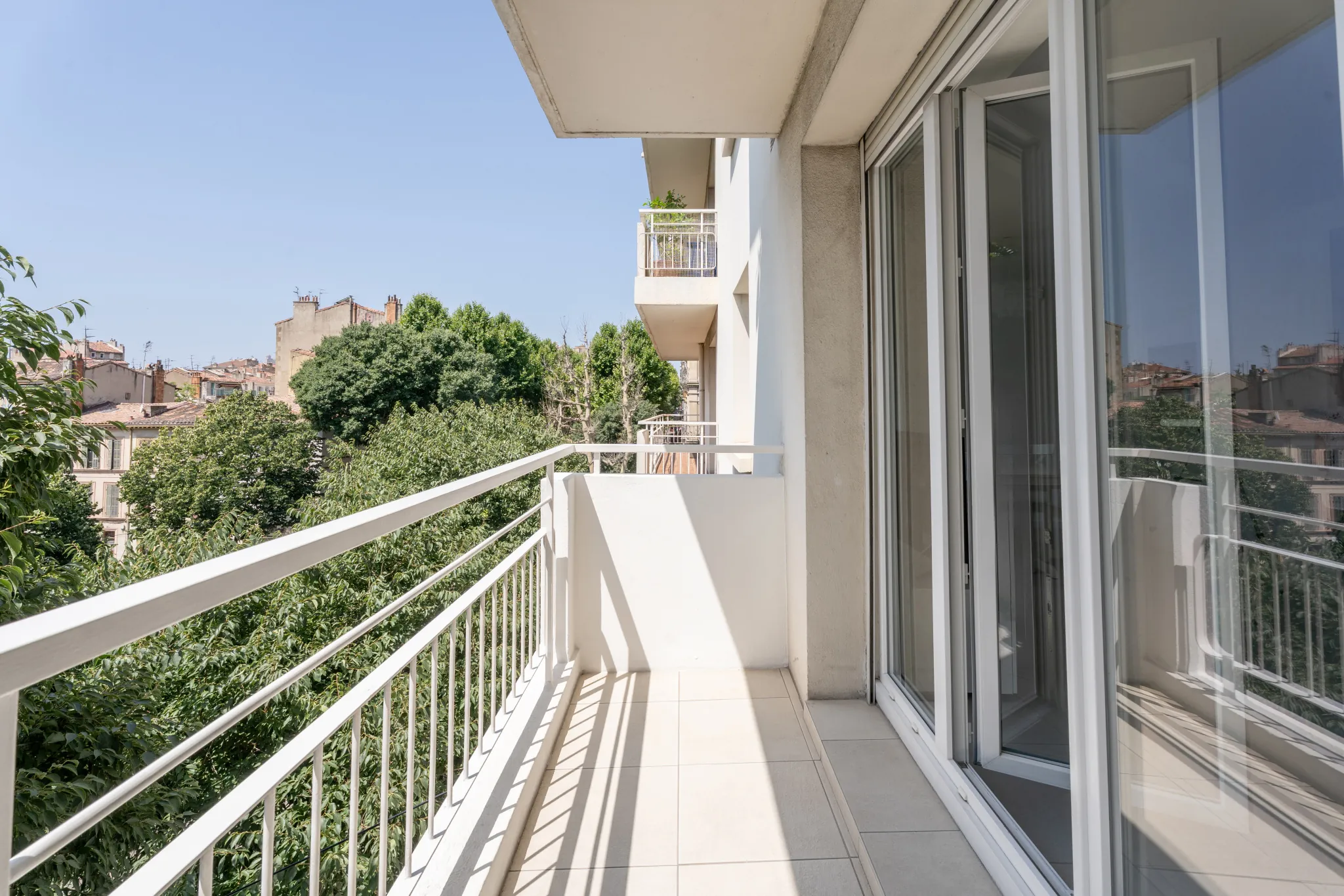 Appartement 2 pièces lumineux à Marseille 13005 avec balcon et vue dégagée 