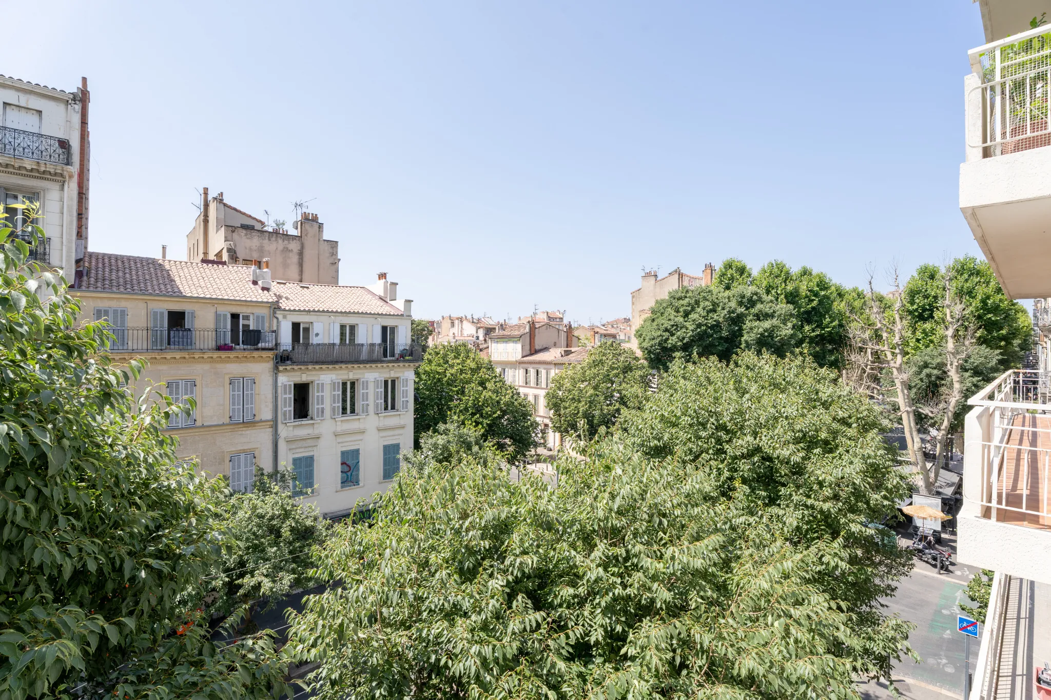 Appartement 2 pièces lumineux à Marseille 13005 avec balcon et vue dégagée 