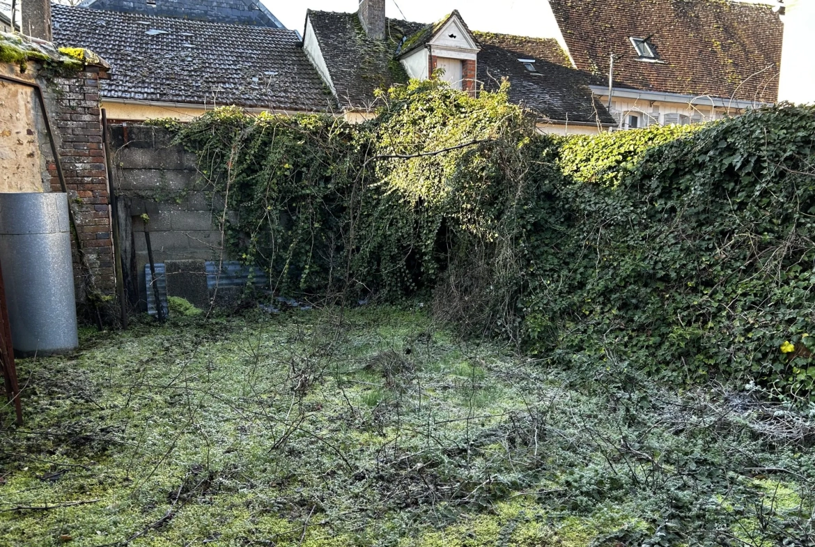 Maison ancienne à rénover avec fort potentiel à Courtenay, proche commodités 