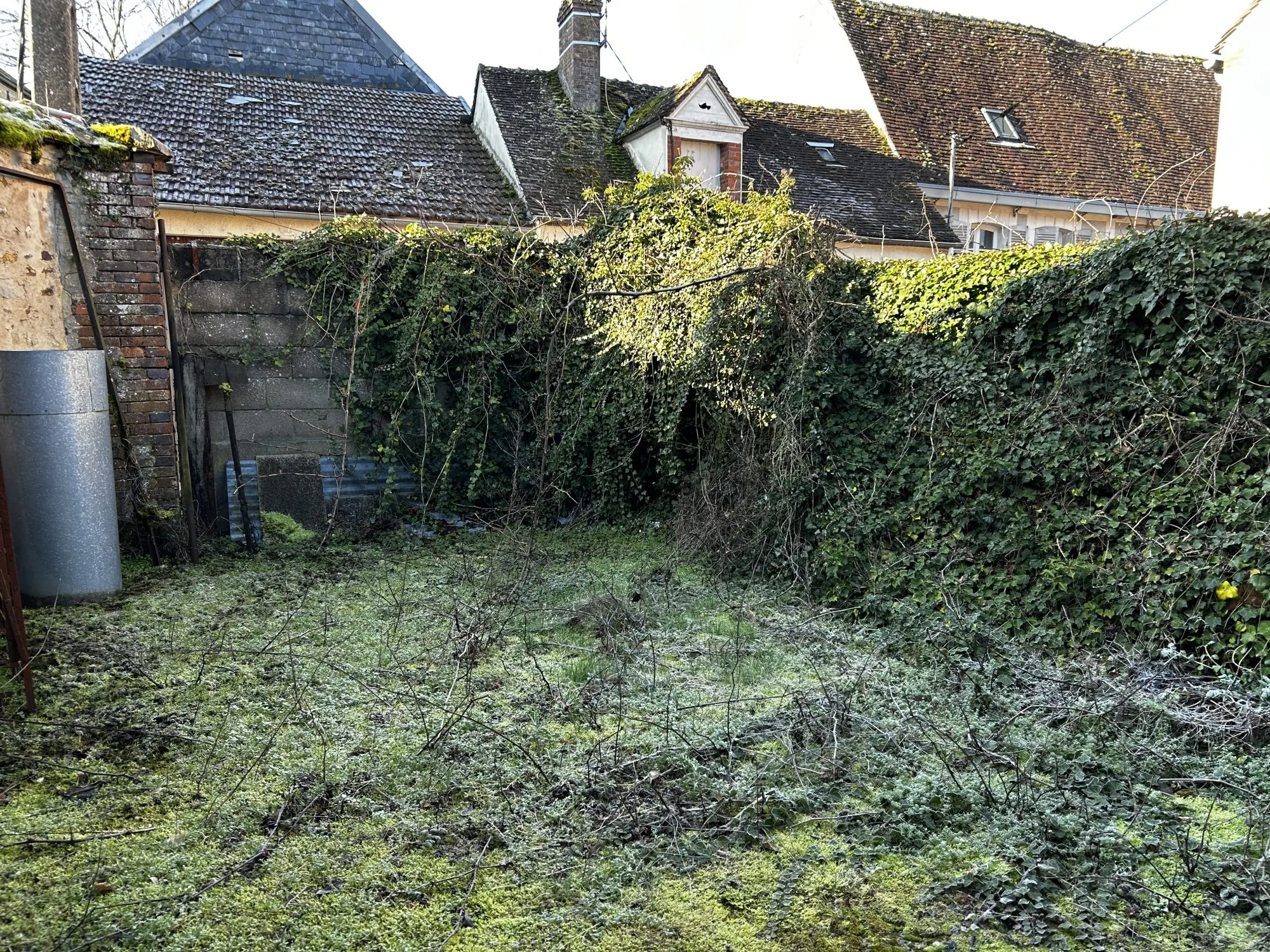 Maison ancienne à rénover avec fort potentiel à Courtenay, proche commodités 