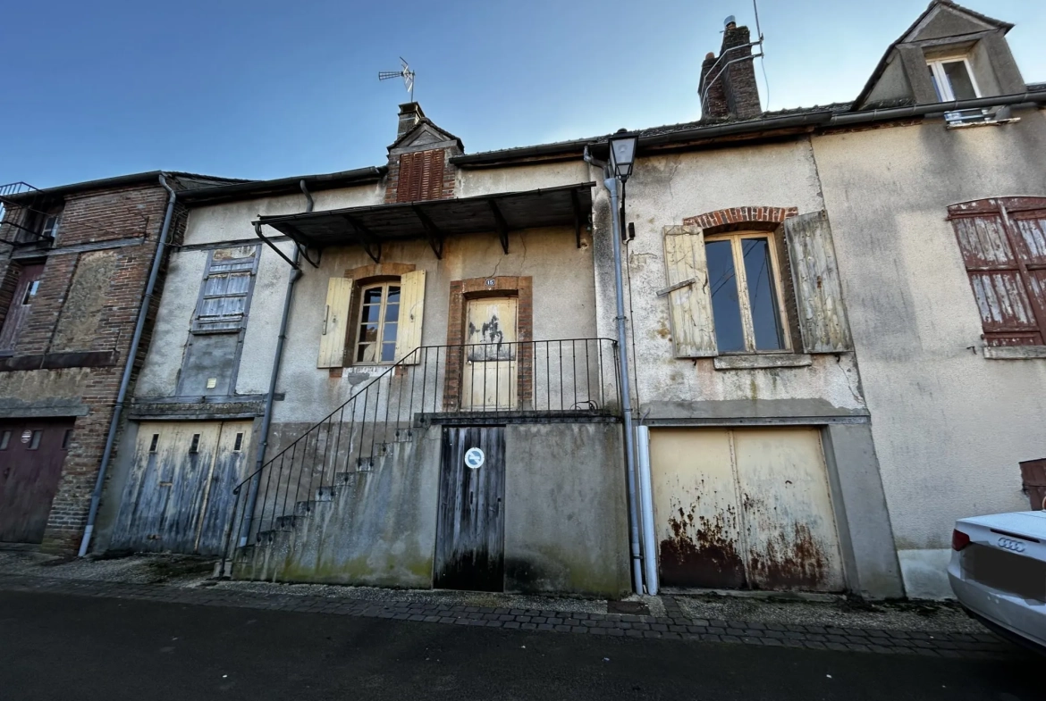 Maison ancienne à rénover avec fort potentiel à Courtenay, proche commodités 