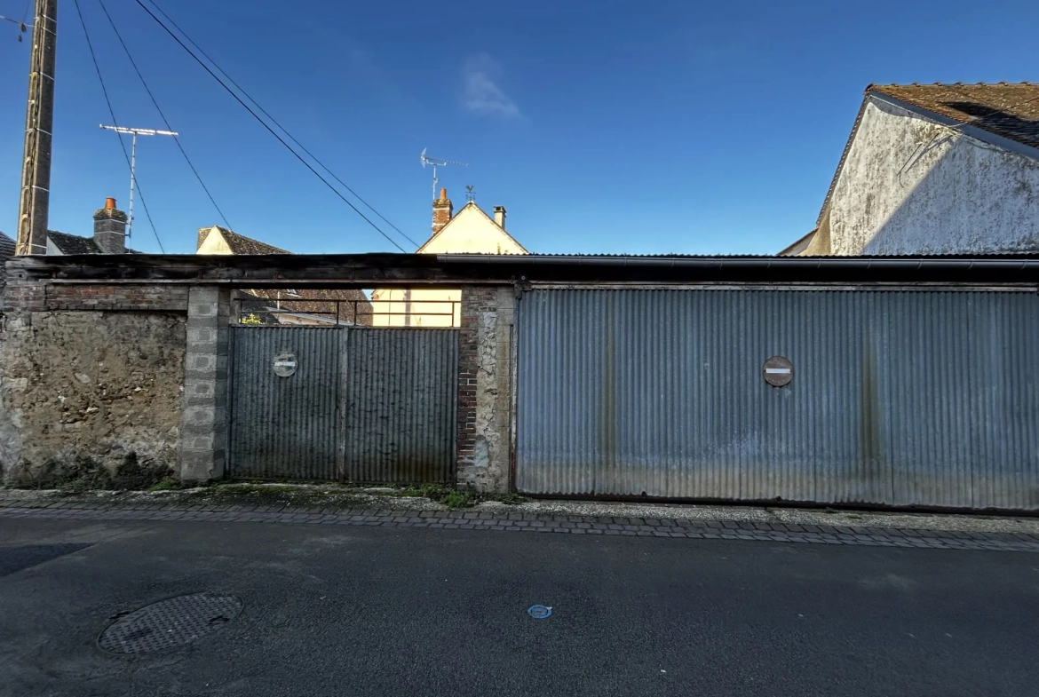 Maison ancienne à rénover avec fort potentiel à Courtenay, proche commodités 