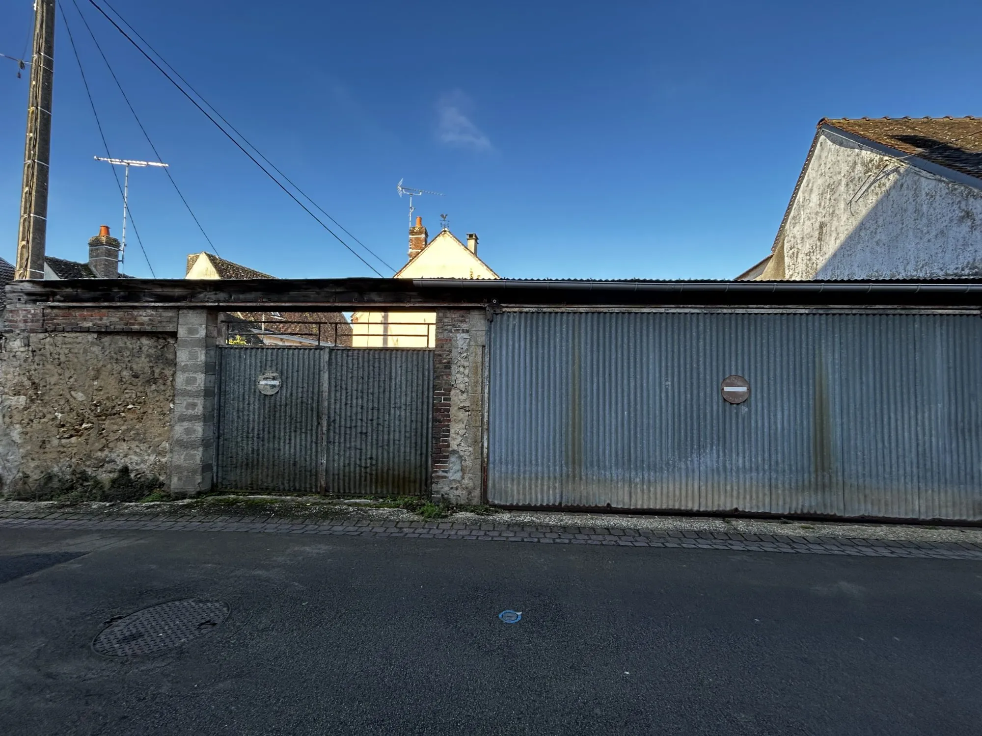 Maison ancienne à rénover avec fort potentiel à Courtenay, proche commodités 