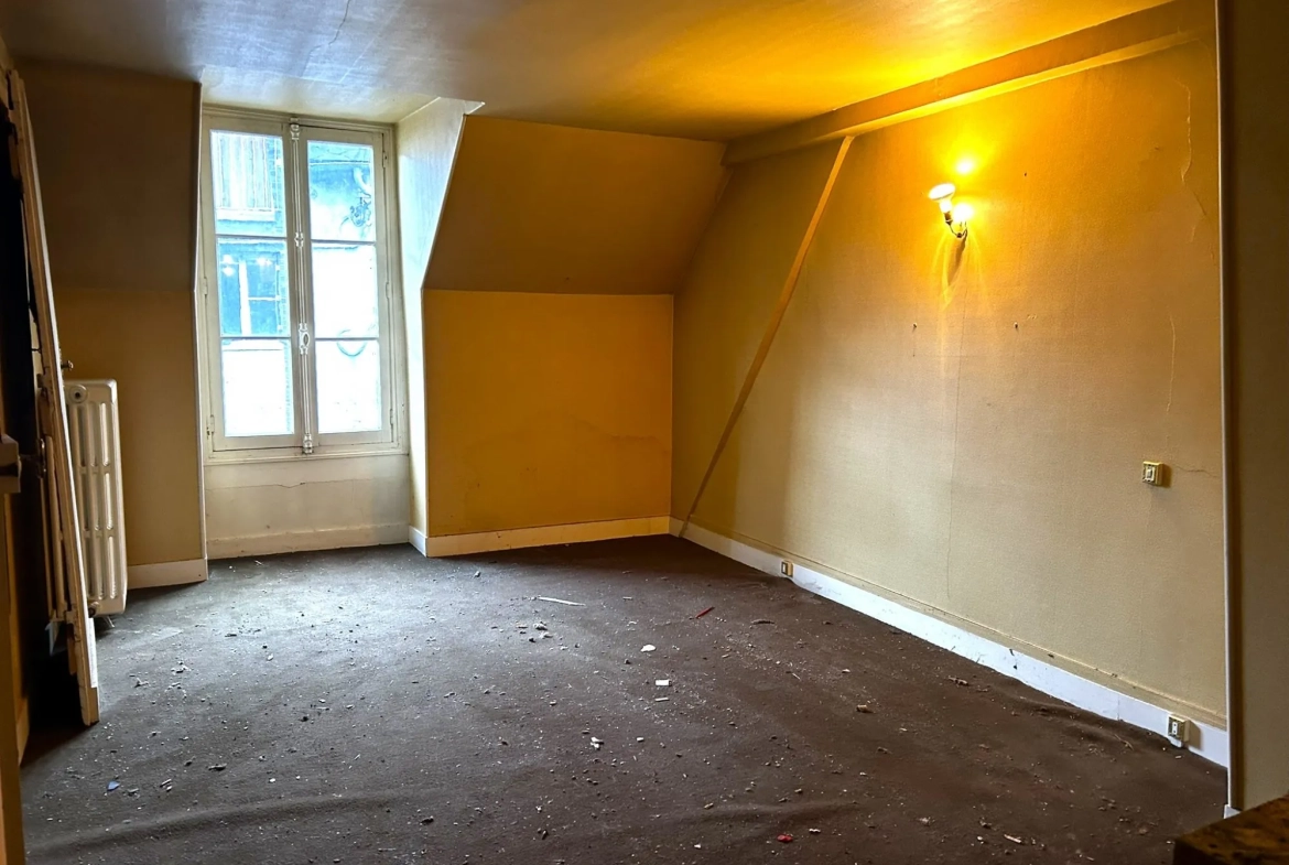 Maison ancienne à rénover avec fort potentiel à Courtenay, proche commodités 