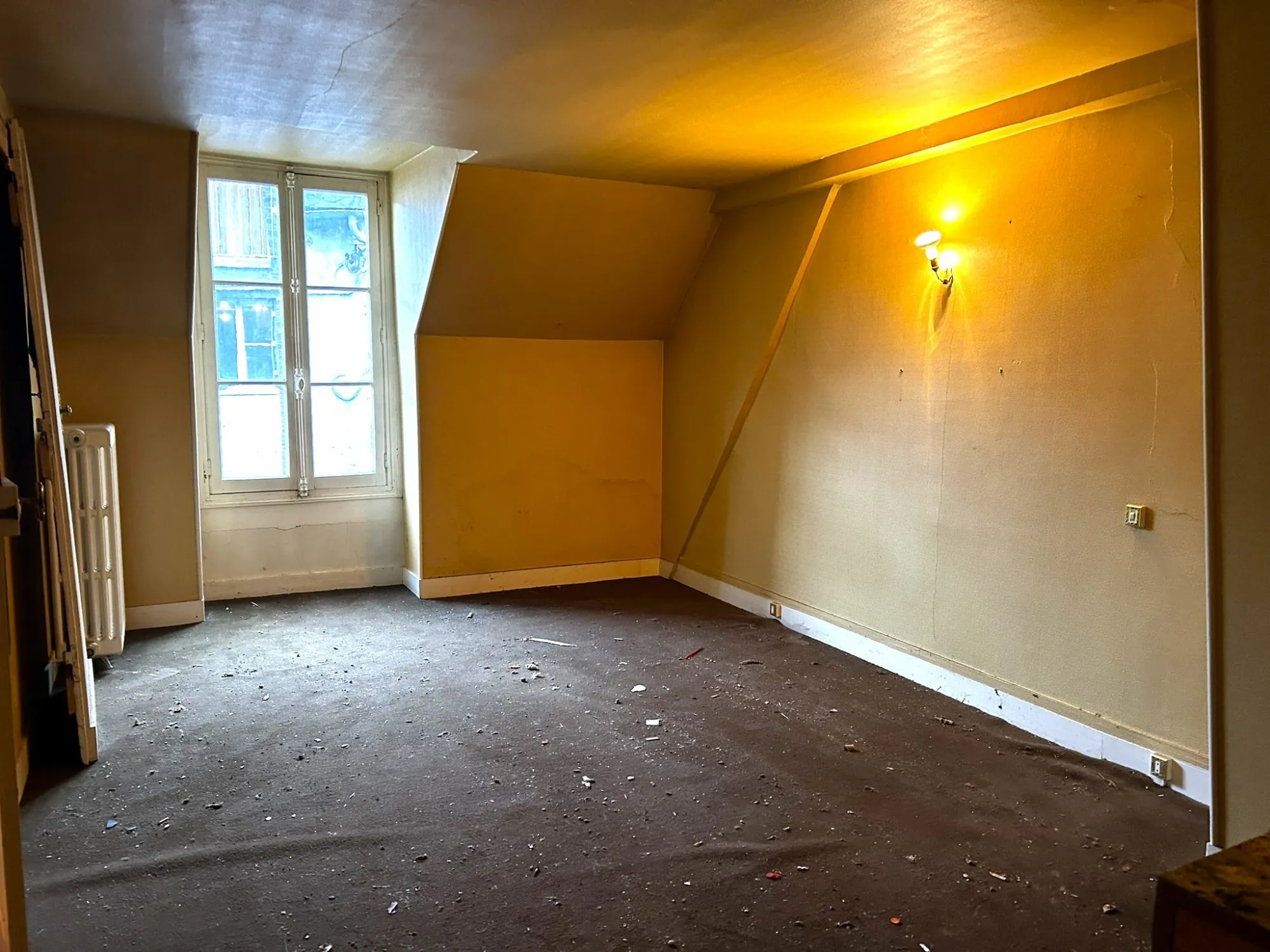 Maison ancienne à rénover avec fort potentiel à Courtenay, proche commodités 