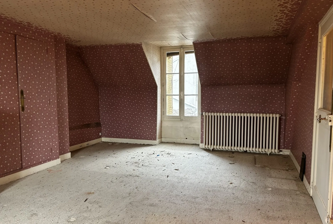 Maison ancienne à rénover avec fort potentiel à Courtenay, proche commodités 