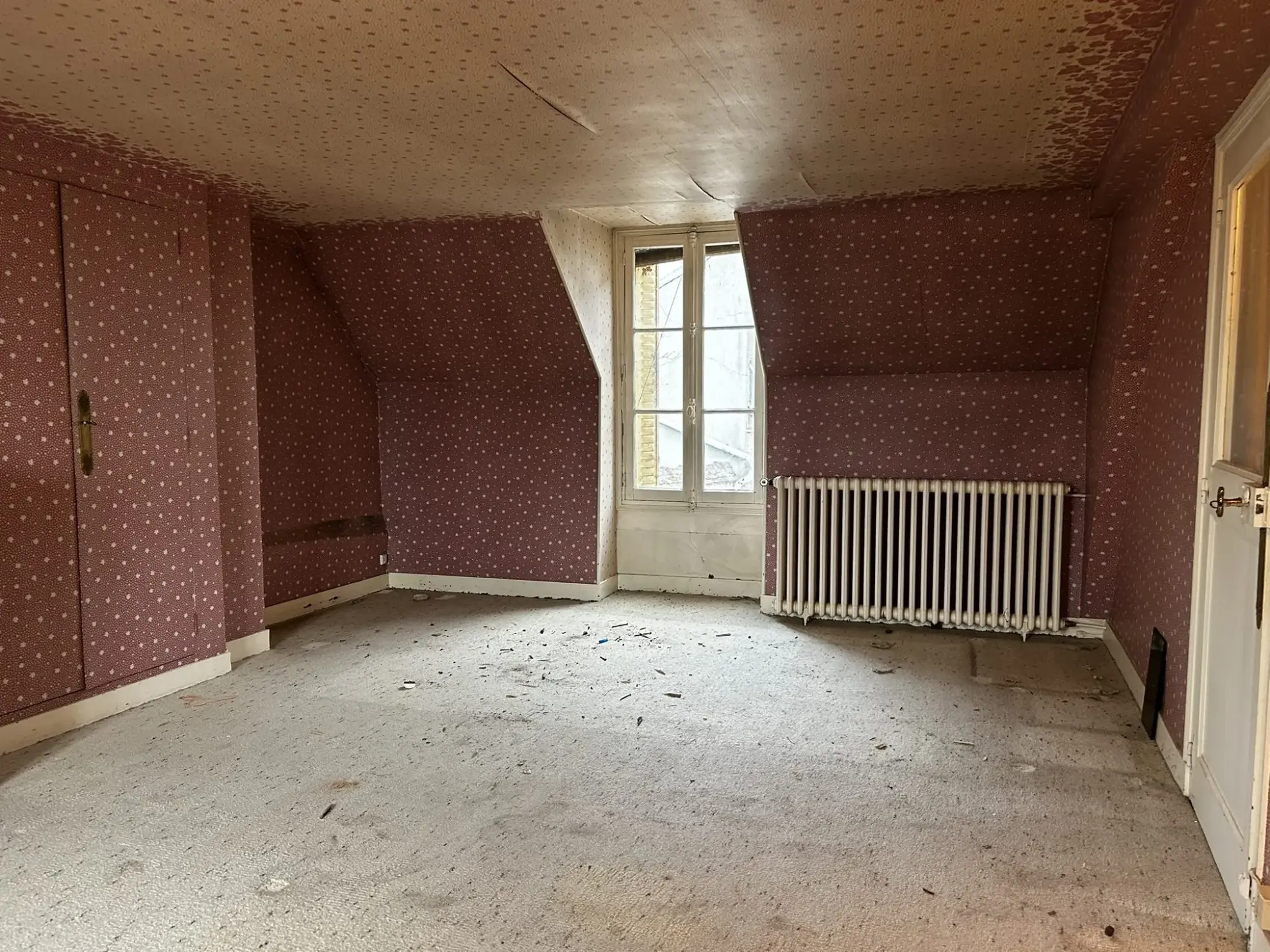 Maison ancienne à rénover avec fort potentiel à Courtenay, proche commodités 