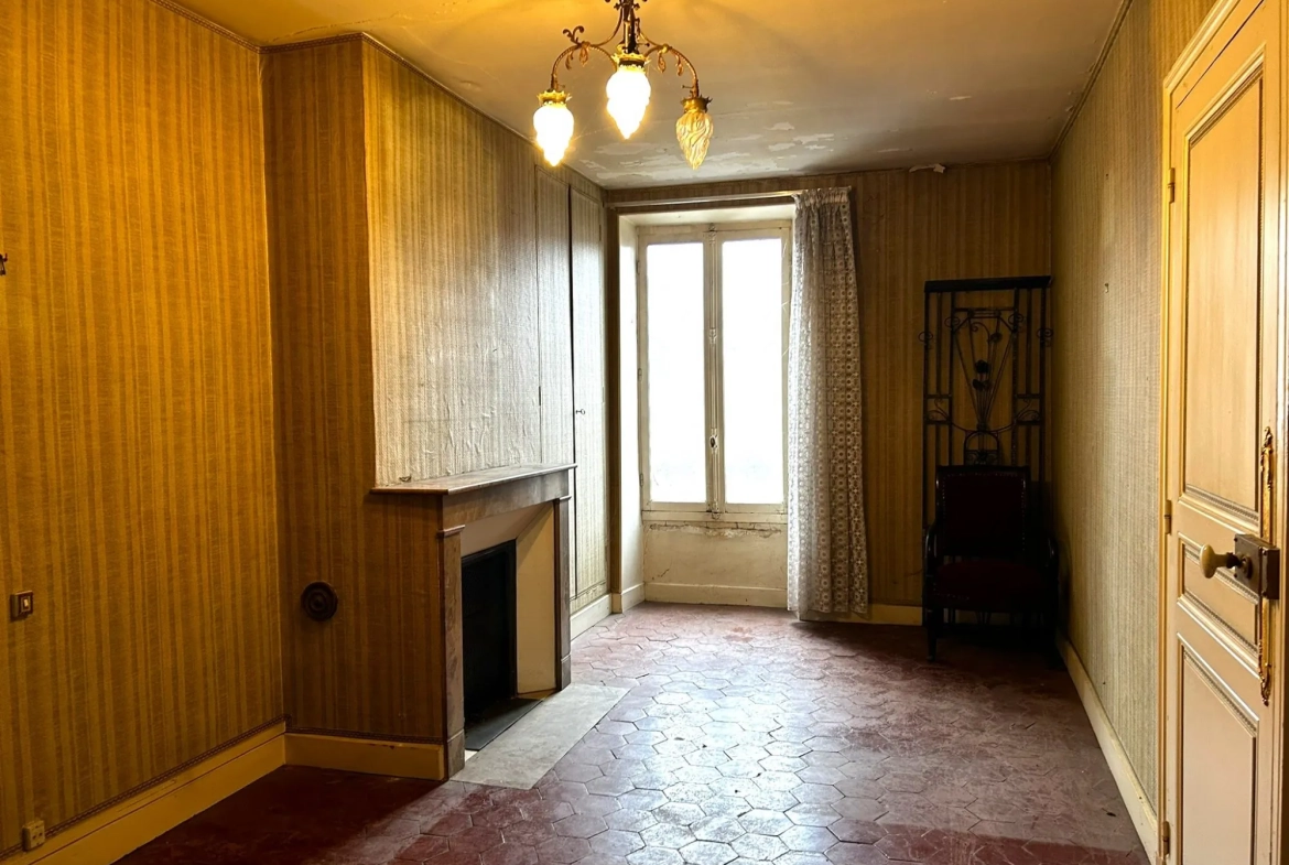Maison ancienne à rénover avec fort potentiel à Courtenay, proche commodités 