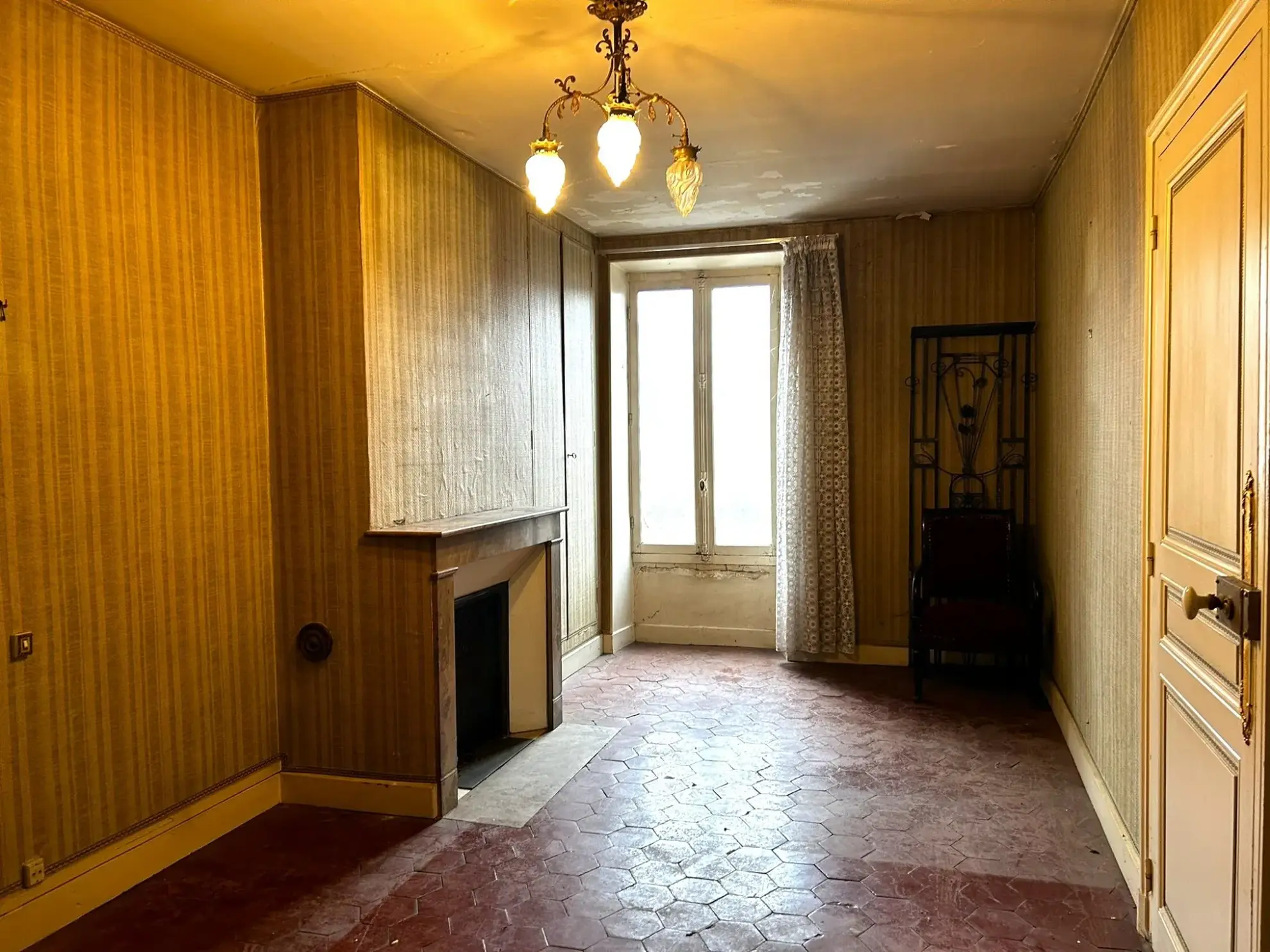 Maison ancienne à rénover avec fort potentiel à Courtenay, proche commodités 