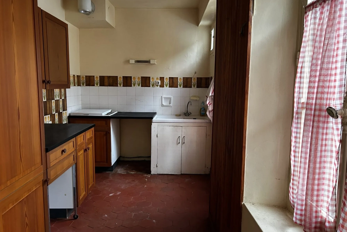 Maison ancienne à rénover avec fort potentiel à Courtenay, proche commodités 