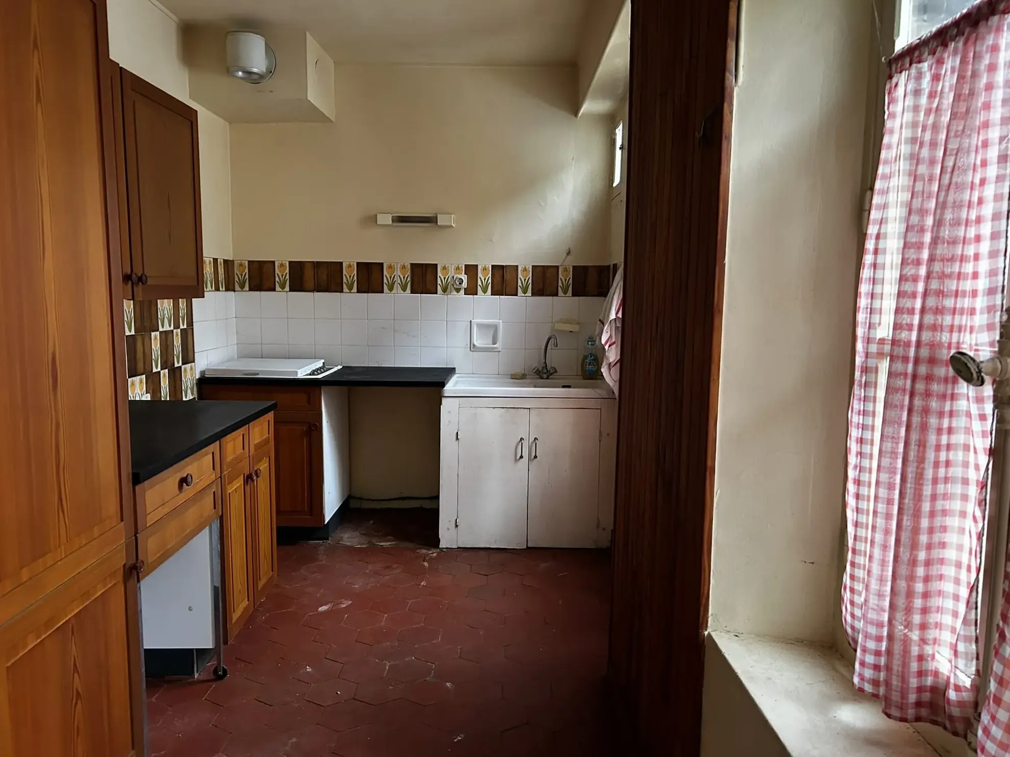 Maison ancienne à rénover avec fort potentiel à Courtenay, proche commodités 